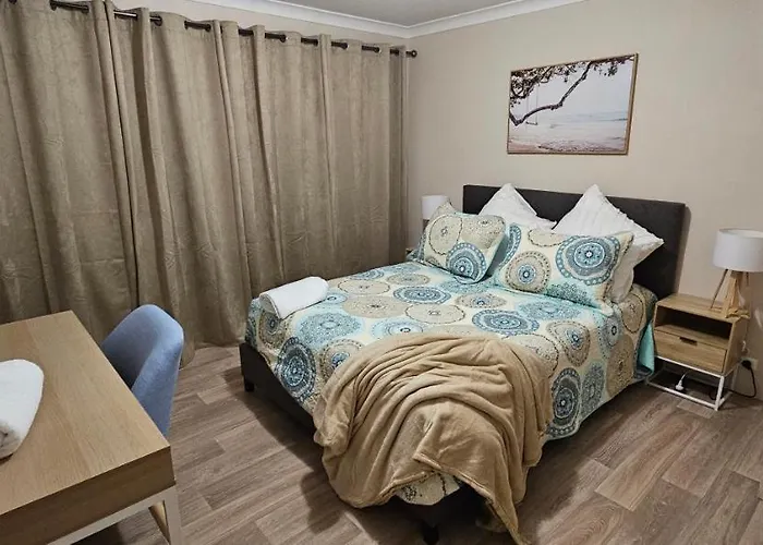 Spacious 5-Bed House Opposite Iga & Golf Course