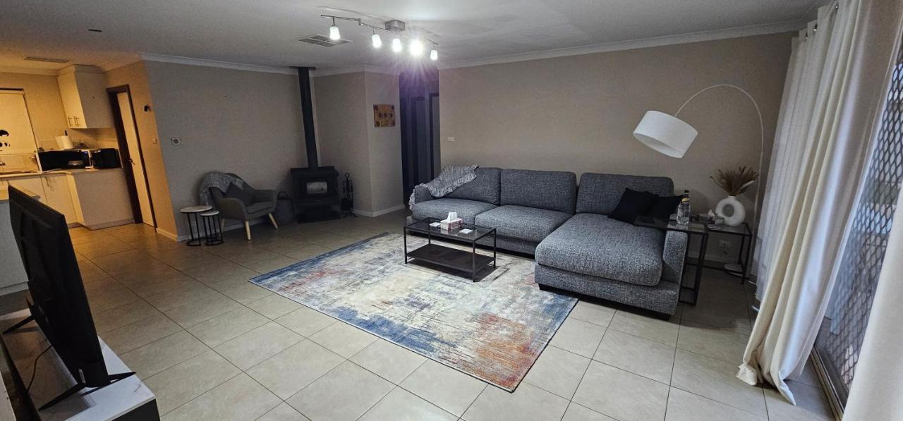 Spacious 5-bed House Opposite Iga & Golf Course Holiday home