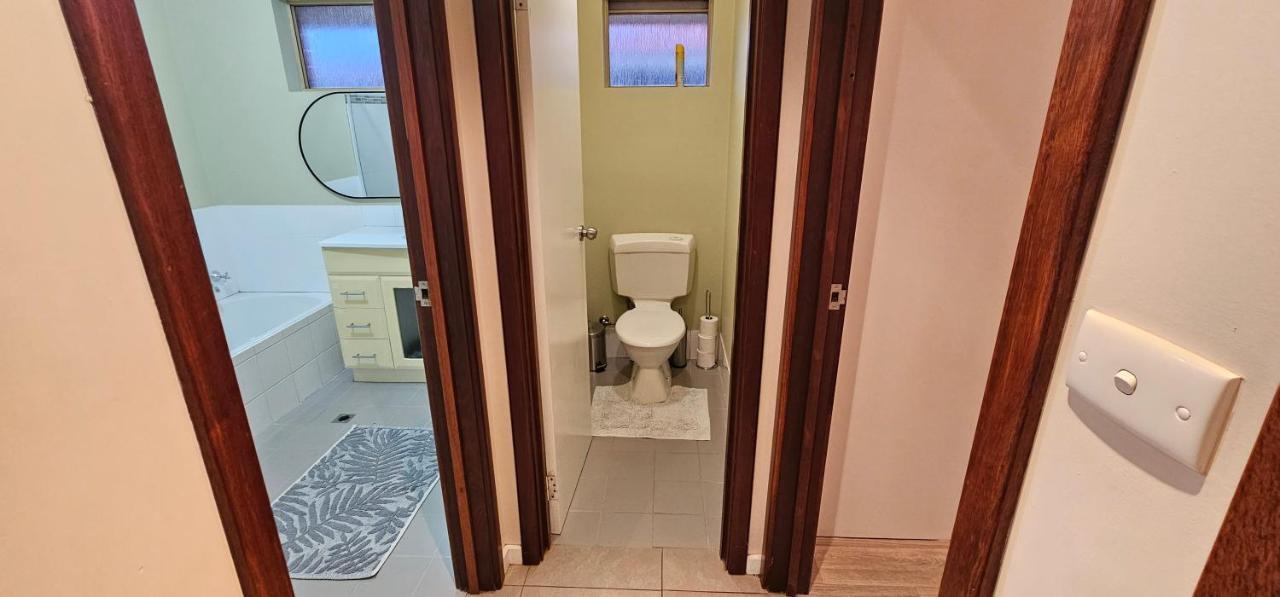 Spacious 5-bed House Opposite Iga & Golf Course