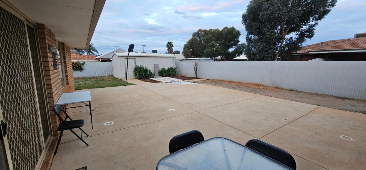 Spacious 5-bed House Opposite Iga & Golf Course