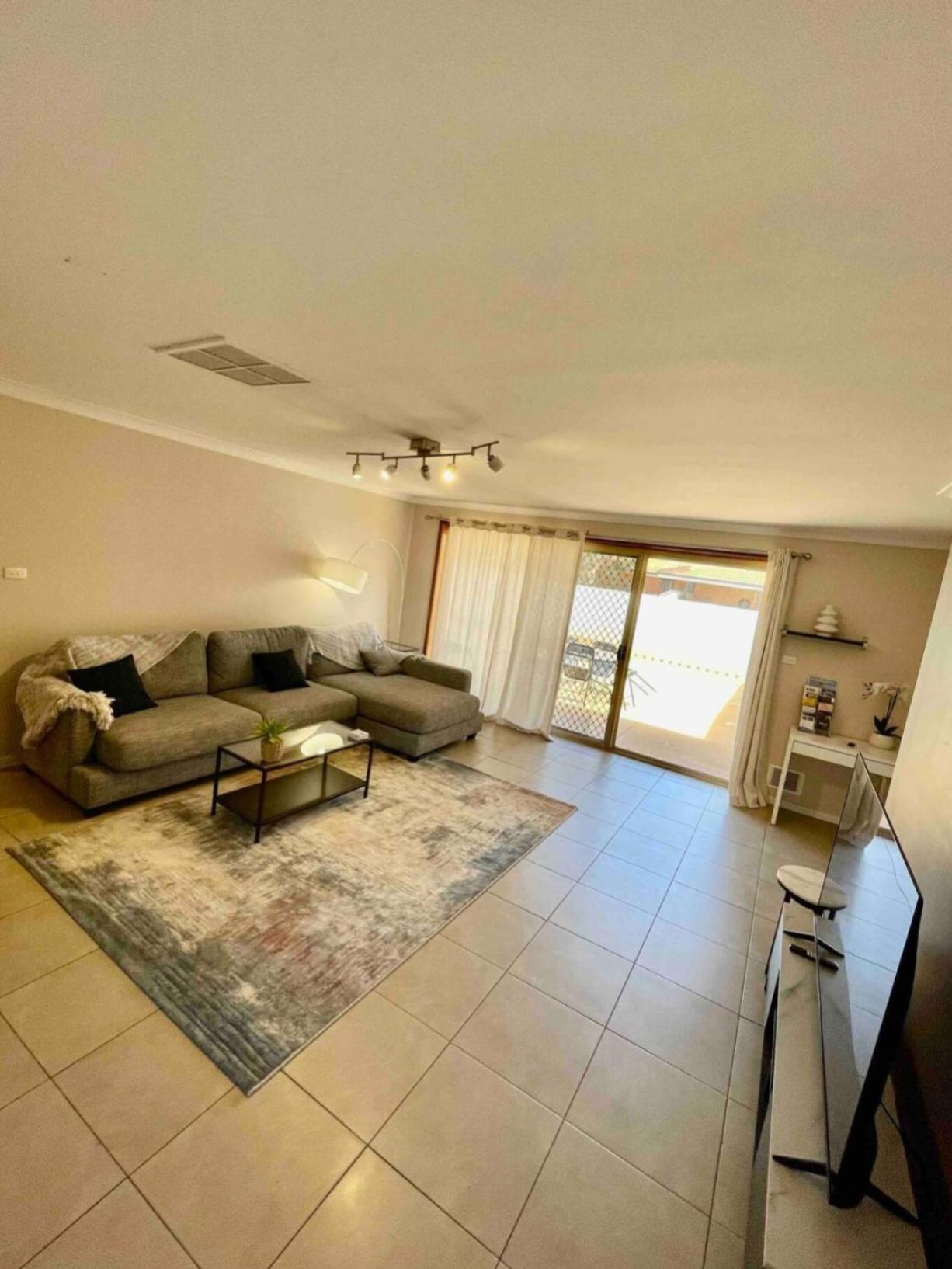 Spacious 5-bed House Opposite Iga & Golf Course Kalgoorlie